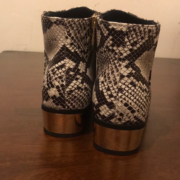 Snakeskin colored gold heeled booties - Picture 5 of 8